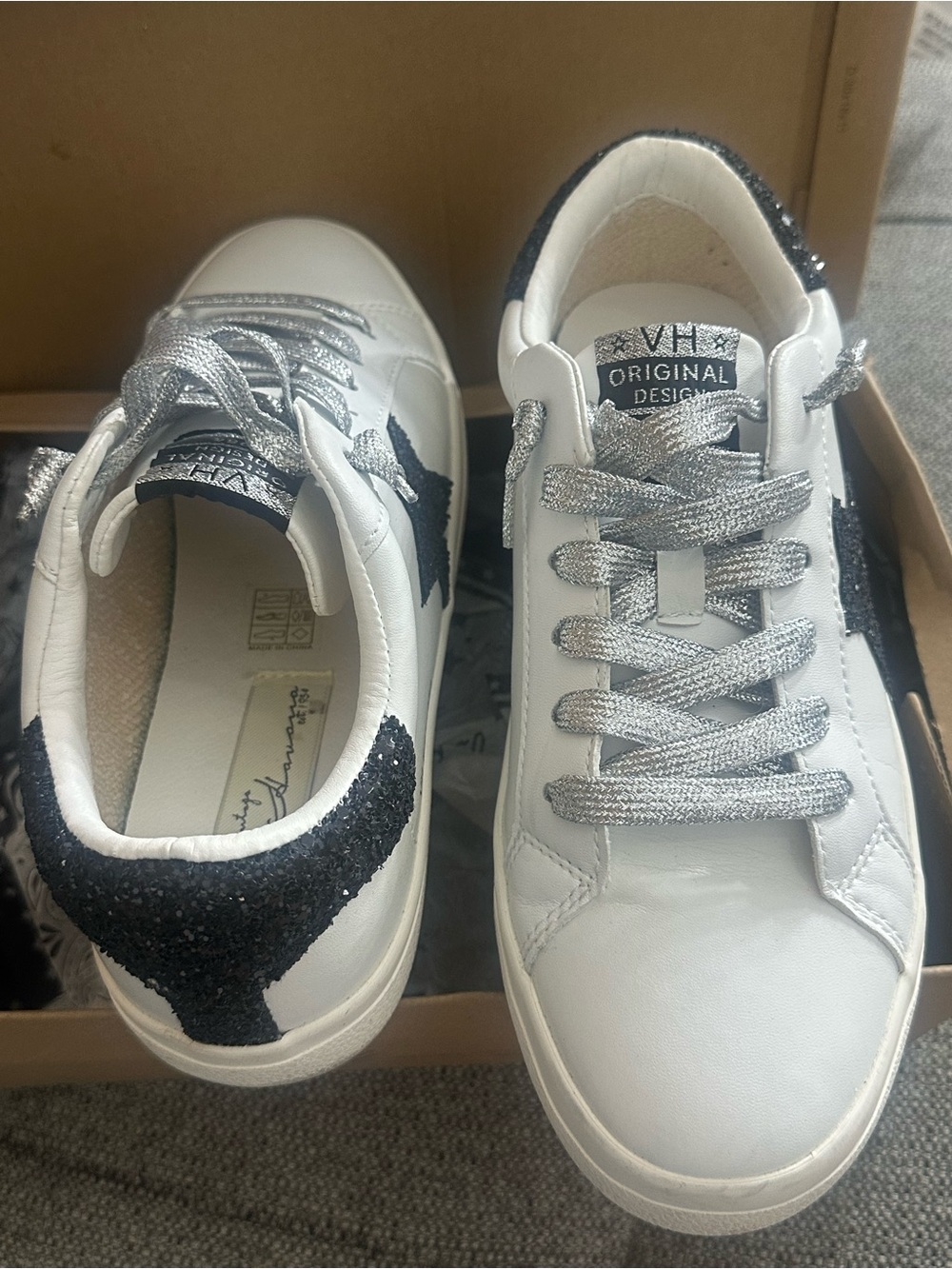 Vintage Havana White Leather Sneakers with Black Star and Silver Laces - Picture 3 of 7